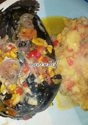 A picture of Mashed potatoes and gravy catfish.