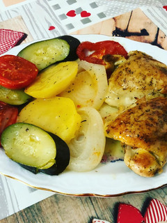 Una foto de Contramuslos de Pollo al horno con verduras