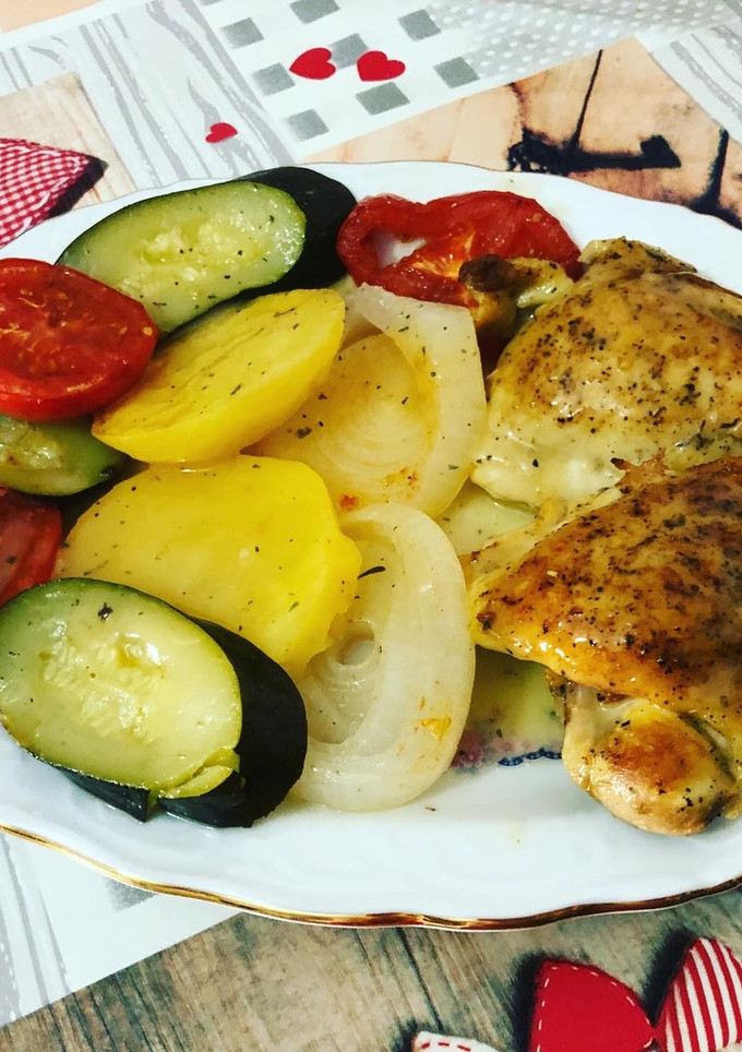 Una foto de Contramuslos de Pollo al horno con verduras
