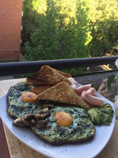 Una foto de Huevos a la espinaca & champiñones