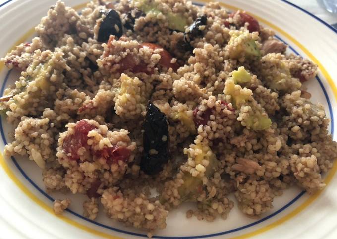 Couscous vegetale con avocado e tonno