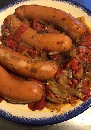 Une photo de Saucisses fumées aux poivrons rouges,ail,oignon,basilic et épices italiennes