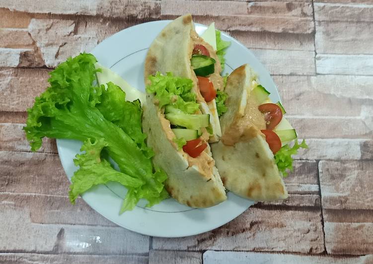 Resepi Roti pita berinti tuna yang Bergizi