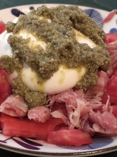 Una foto de Ensalada de pesto y burrata