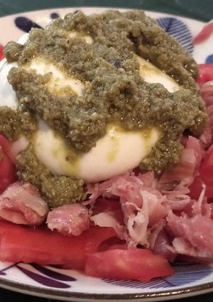 Una foto de Ensalada de pesto y burrata