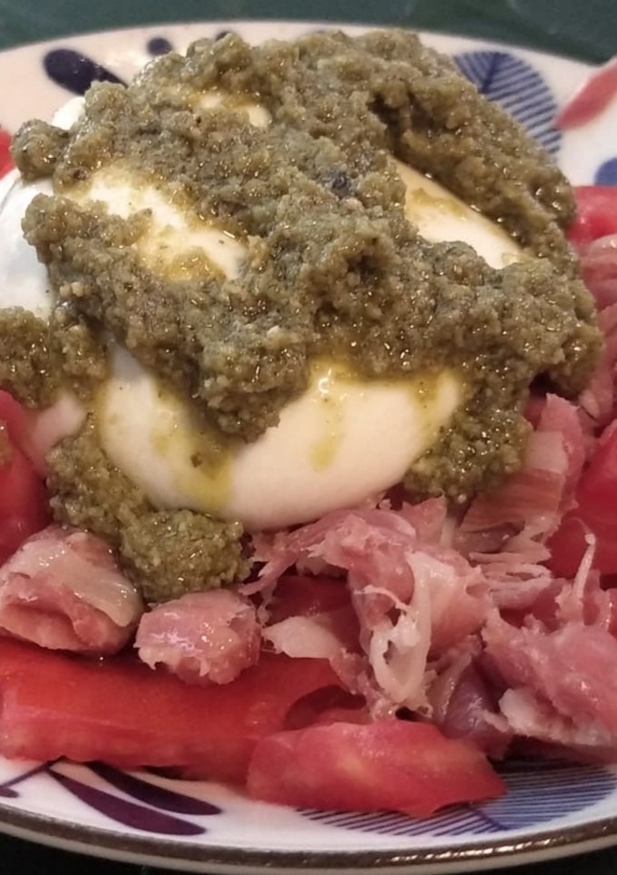 Una foto de Ensalada de pesto y burrata