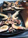 Gambones con dátiles rellenos