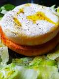 Tomino su Fetta Biscottata Tostata e Insalata Iceberg
