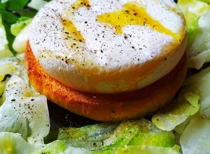 Foto di Tomino su Fetta Biscottata Tostata e Insalata Iceberg