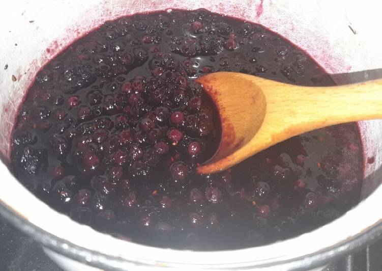 Варенье из ирги с малиной. Флонярд из ирги. Ирга блюда из ирги. Ирга варенье из ирги. Варенье из малины и ирги на зиму простой.