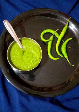લીલી ચટણી(Green Chutney recipe in Gujarati) રેસીપી મુખ્ય ફોટો