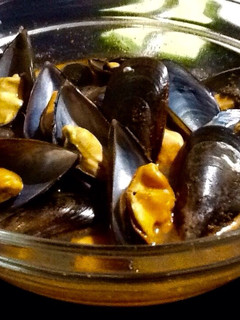 Una foto de Mejillones en salsa de pimentón de La Vera y vino Albariño
