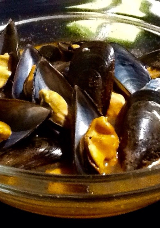 Una foto de Mejillones en salsa de pimentón de La Vera y vino Albariño