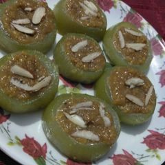 Danedar besan barfi in bottle gaurd ring A picture of Danedar besan barfi in bottle gaurd ring.