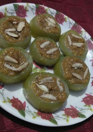 A picture of Danedar besan barfi in bottle gaurd ring.