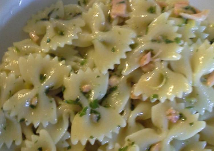 Farfalle al salmone affumicato croccante e aromatizzato