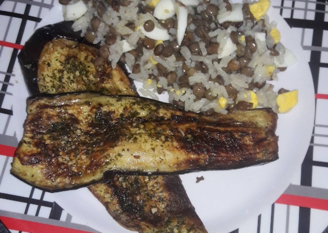 Berenjenas a la plancha con ensalada de arroz, huevo y lentejas..