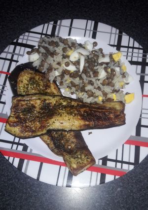 Una foto de Berenjenas a la plancha con ensalada de arroz, huevo y lentejas..