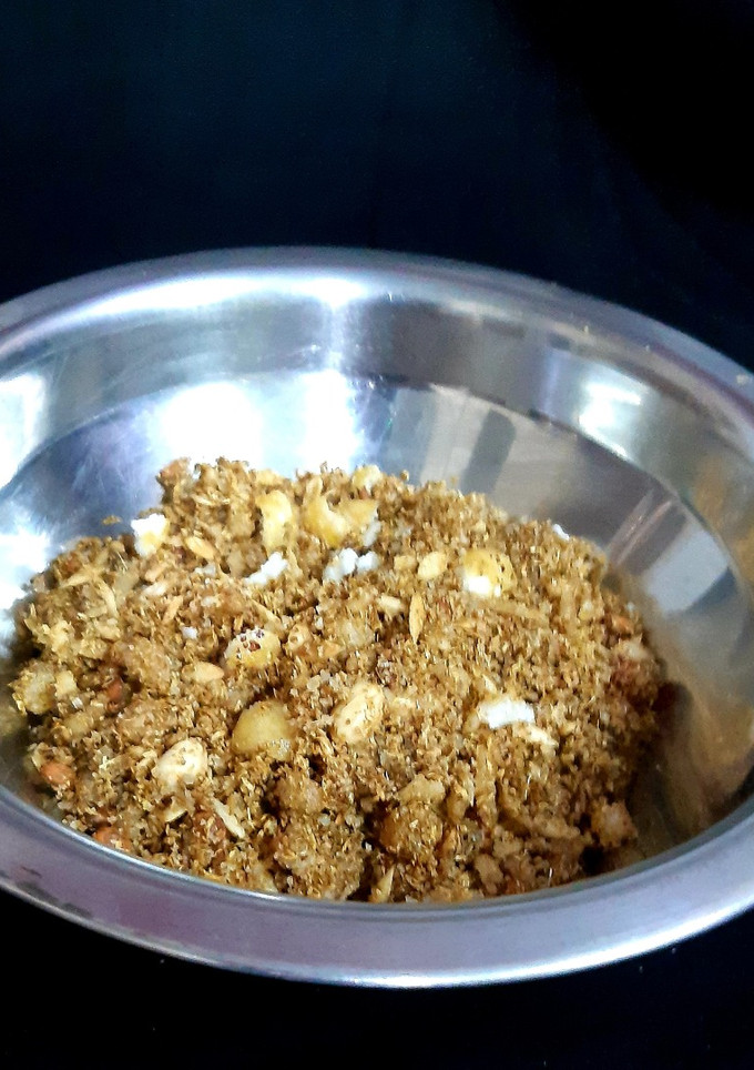 धनिया पंजीरी (Dhaniya panjiri recipe in Hindi) रेसिपी मुख्य फोटो