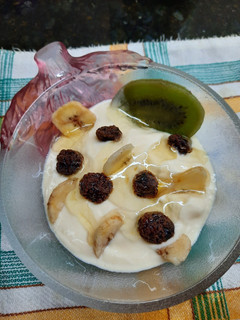 Una foto de Yogurt y frutas disecadas (sano, sencillo, rico, rápido)