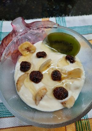 Una foto de Yogurt y frutas disecadas (sano, sencillo, rico, rápido)