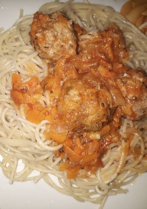 Una foto de Tallarines con salsa de albóndigas
