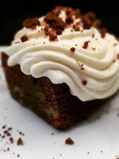 Una foto de Brownie con crema de chocolate blanco y mascarpone