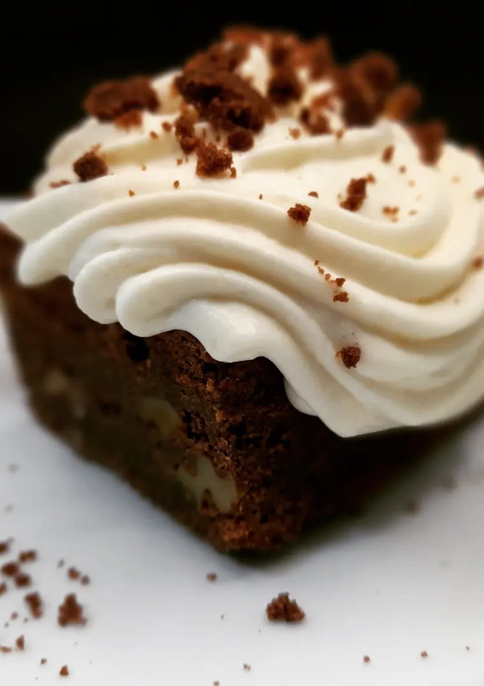 Una foto de Brownie con crema de chocolate blanco y mascarpone