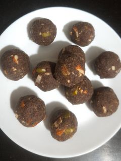 रागी के लड्डू रेसिपी मुख्य फोटो