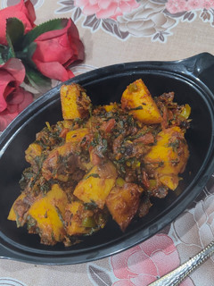 मलाई आलू पालक(malai aloo palak recipe in hindi) रेसिपी मुख्य फोटो