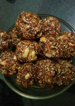 खजूर ड्राई फ्रूट के लड्डू (Dates dry fruit ke laddu recipe in hindi) रेसिपी मुख्य फोटो