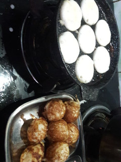 5பருப்பு பணியாரம் (5 Paruppu paniyaram recipe in tamil) செய்முறை முக்கிய புகைப்படம்