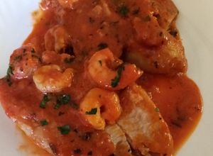 Una foto de Gallineta con tomate y gambas