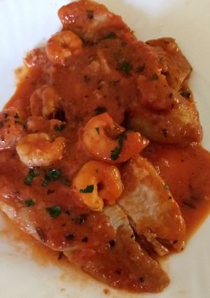 Una foto de Gallineta con tomate y gambas