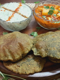 तीज स्पेशल पालक की पूरी और आलू की रसेदार सब्जी रेसिपी मुख्य फोटो