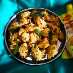 A picture of Rava/sooji pakoda.