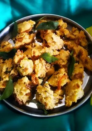 A picture of Rava/sooji pakoda.