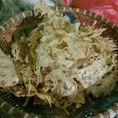 รูปของ Gorengan/peyek kacang daun jeruk