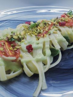 Foto di Linguine rigate con crema di zucchine, datterini confit e granella di pistacchi