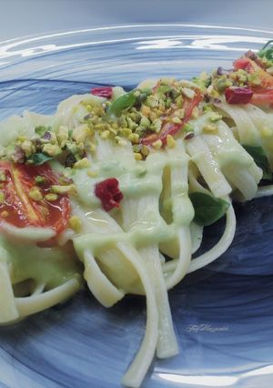 Foto di Linguine rigate con crema di zucchine, datterini confit e granella di pistacchi