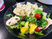 Una foto de ensalada gourmet