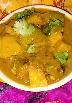 आलू परवल की सब्जी (aloo parwal ki sabzi recipe in Hindi) रेसिपी मुख्य फोटो