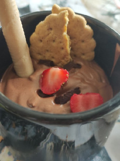 Una foto de Mousse de choco con frutos rojos
