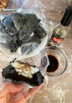 O poză a rețetei Onigiri cu umplutura de ton.
