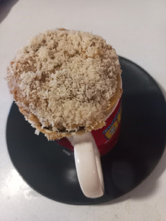 Una foto de Mug cake de coco y crema de maní 🥥