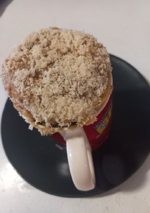 Una foto de Mug cake de coco y crema de maní 🥥