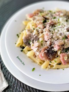 Una foto de Macarrones con setas y panceta curada