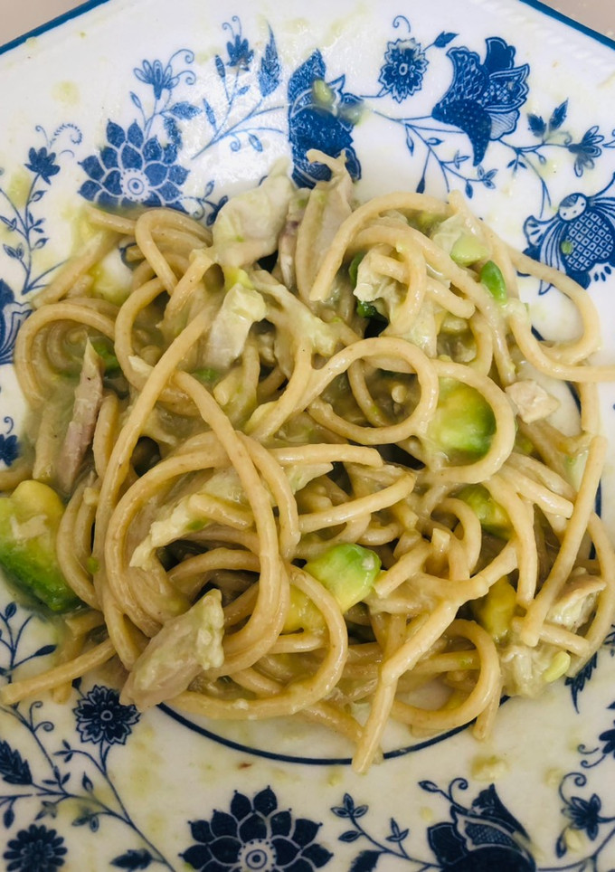 Una foto de Espaguetis con pollo y aguacate
