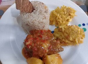 Una foto de Arroz de coco con carne guisada y croquetas de plátano