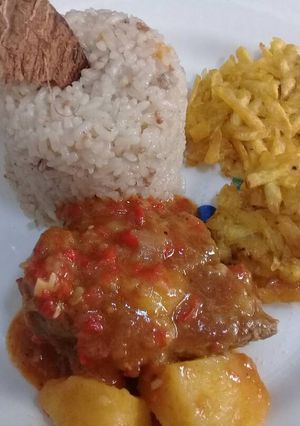 Una foto de Arroz de coco con carne guisada y croquetas de plátano